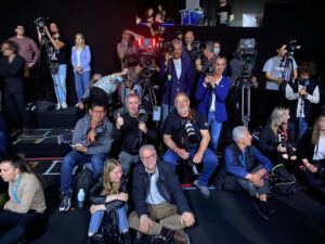 fotógrafos descansando entre pasarela