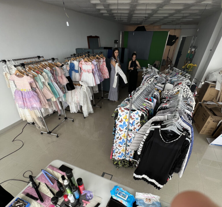 Estudio fotográfico con un catálogo de prendas de vestir