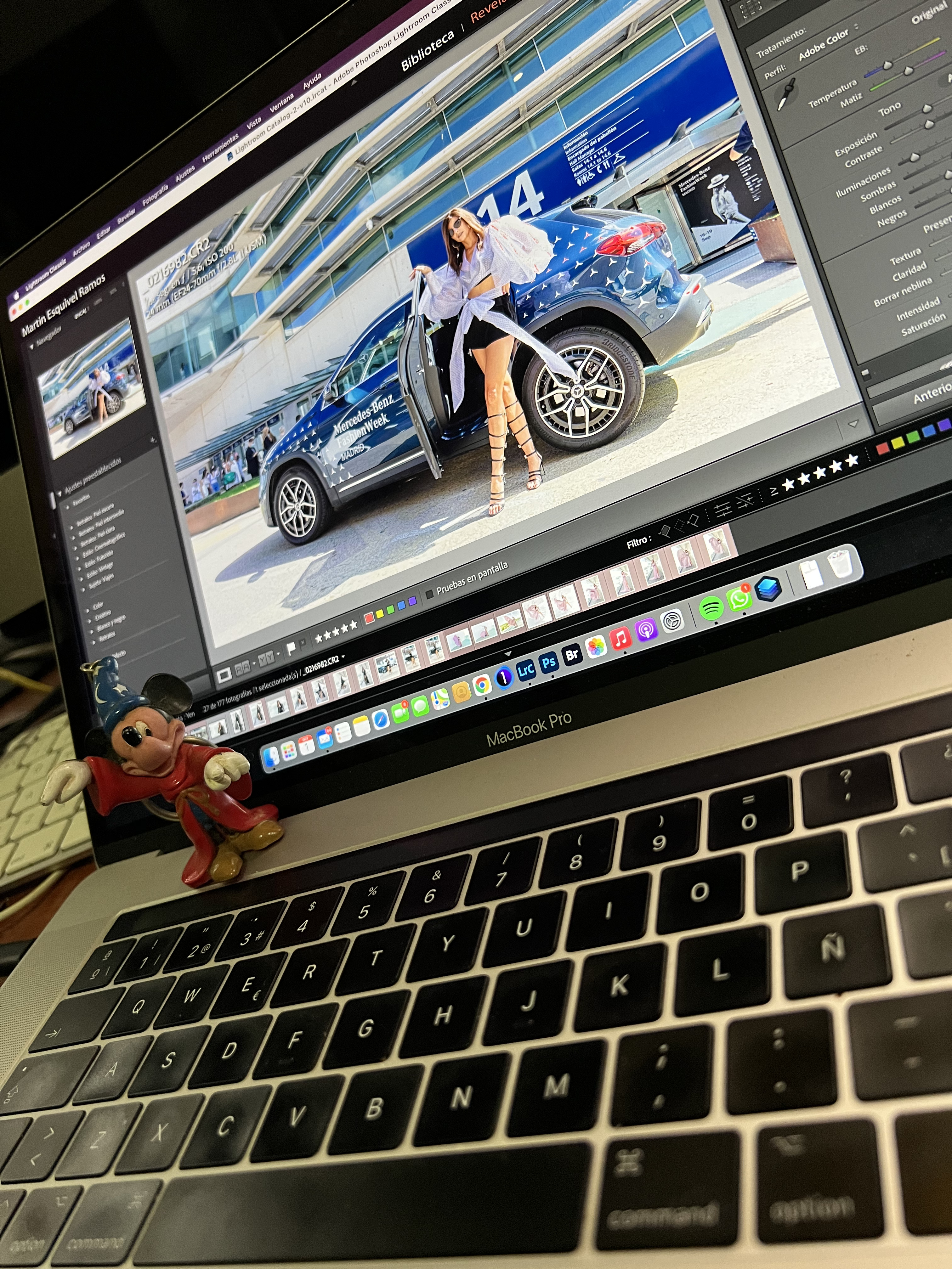 Modelo bajando de un choche en Madrid