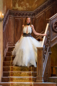 Modelo bajando una escalera